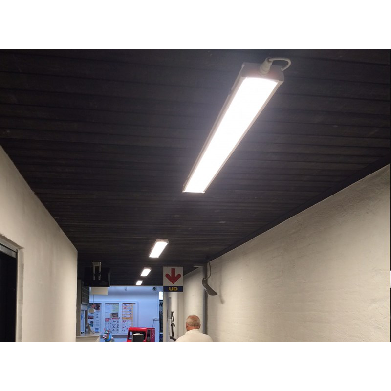 High-Lux Sort LED Armatur 40W, 5200lm i 4000K, Gennemfortrådet - 1200mm